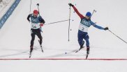 Auch bei den Olympischen Winterspielen 2018 in Pyeongchang geht es eng zu: Beim 15-km-Massenstart im Biathlon trennen den Deutschen Simon Schempp (l.) und Frankreichs Martin Fourcade im Ziel nur Millimeter. Letztlich siegt Fourcade und gewinnt Gold. Schempp wird Zweiter.