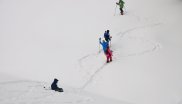 Kinder mögen freies Laufen im Schnee. So können sie sich und den Schnee ausprobieren. 