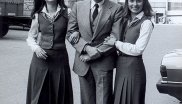 Messechef Marzin mit zwei untergehakten Hostessen.