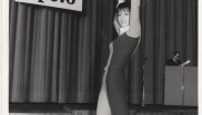 Ein Model auf der Bühne unter dem ISPO 1970-Logo.