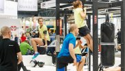 Models machen Übungen an ausgestellten Geräten.