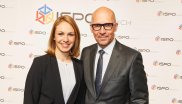 Messechef Klaus Dittrich mit Biathletin und ISPO CUP-Gewinnerin Magdalena Neuner 2015.