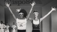 Zwei Aerobic-Tänzerinnen in Pose.