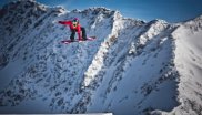 Anna Gasser in der Luft auf ihrem Snowboard.