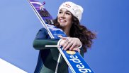 Sarah Hendrickson mit ihren Skiern.