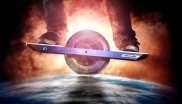 Onewheel unterwegs auf der Erdoberfläche.