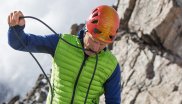 Bergsteiger mit Seil in Vaude-Equipment.