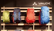 Blick auf farbenfrohe Rucksäcke in einem Vaude-Store.