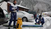 Mario (li.) und Manuel Stecher bereiten sich auf die Ausfahrt auf dem leicht angefrorenen Heiterwanger See in Tirol vor
