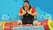 Matthias Steiner hat's geschafft: Er ist Olympiasieger und geht zu Boden vor Freude.