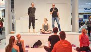 Dr. Patrick Broome (links) erklärt auf der ISPO MUNICH 2016, wie er die Nationalmannschaft mit Yoga zu Weltmeistern machte
