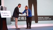 Auch bei den Hosen erfolgreich: Black Yak Sales Director Hongtao An bedankt sich bei Tobias Gröber