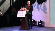 Ehre wem Ehre gebührt: Klaus Dittrich, Vorsitzender der Geschäftsführung der Messe München, hält die Eröffnungsrede im China National Convention Center