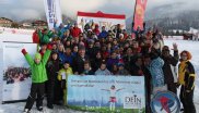 Abschlussfoto: 62 Jugendliche aus Bürgerkriegsregionen zusammen mit allen ehrenamtlichen Helfern am Wintersport Tag der "Schneesport Stiftung"