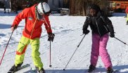 Die ehrenamtlichen Skilehrer machen vor wie es geht: Für alle Flüchtlinge ist es das erste Mal auf Skiern.