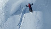 Manchmal verlieren die Athleten die Bodenhaftung: Bene Mayr springt den Hang in Chamonix hinab.