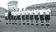 Die Helden von Bern präsentierten sich 1954 beim Gewinn des ersten Weltmeistertitels klassisch in schwarz-weißen Trikots. Damals wurde am Kragen noch brav geschnürt