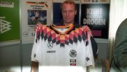 Bundestrainer Berti Vogts präsentiert das Trikot der deutschen Nationalmannschaft für die WM 1994. Der Ansatz einer stilistischen Fortsetzung der 1990er Trikots ging ziemlich in die Hose - ebenso wie die WM. Im Viertelfinale war gegen Bulgarien Schluss. 