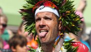 Der König von Hawaii: Der deutsche Triathlet Jan Frodeno verteidigte 2016 den Weltmeister-Titel und wird direkt nach dem Zieleinlauf zum Sieger gekrönt.