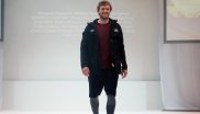 Ist das noch modisch, oder doch fehl am Platz? Jan Philipp Rabente im Outfit für die Eröffnungsfeier in bunten Schuhen und Leggings unter der kurzen Hose.