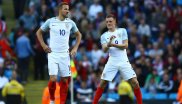 Englands Stürmer Harry Kane (l.) und Jamie Vardy gehen in klassisch weißen Trikots von Nike auf Torejagd.