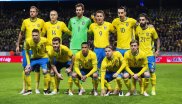 Zlatan Ibrahimovic und sein Team aus Schweden laufen in klassischen gelb-blauen Trikots von Adidas auf. 