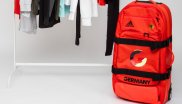 Die offizielle Adidas-Olympia-Reisetasche muss viele Kleidungsstücke fassen können.