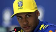 Publikumsliebling bei Barca, beim Olympia-Heimspiel für Brasilien holt Fußballstar Neymar Gold. Im Elfmeterschießen gegen Deutschland verwandelt er den entscheidenden Elfmeter.