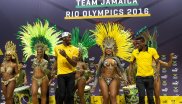 Schon vor seinem Start legt Usain Bolt einen heißen Tanz hin – zur Freude der Samba-Tänzerinnen.