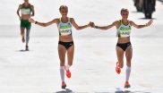 Anna und Lisa Hahner laufen freudestrahlend ins Ziel beim olympischen Marathon-Rennen in Rio – und lösen damit bei einigen Kollegen und DLV Empörung aus.