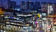 Modernes Design gehört zur Unternehmens-DNA von Adidas – wie hier beim ersten Store des neuen Retailkonzepts „HomeCourt“ in Peking.