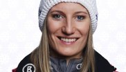 Lena Dürr trägt die farbenfrohe Jacke, die Bogner für die alpinen Skifahrerinnen entworfen hat.