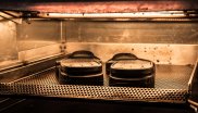 Nein, kein Toaster. Diese Maschine, die in Vierkirchen manuell bedient wird, erhitzt und aktiviert den Kleber auf den Sohlen, um den Schuh mit den Sohlen zu verheiraten. 