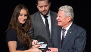 Gemeinsam mit ihren Teamkolleginnen wurde Däbritz im November 2016 von Bundespräsident Joachim Gauck mit dem Silbernen Lorbeerblatt ausgezeichnet.
