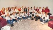Das FC Bayern-Frauenfußballteam mit dem Geschäftsführer der Messe München, Klaus Dittrich.