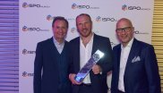 Gerd Rubenbauer, Hermann Maier und Klaus Dittrich, Chef der Messe München GmbH, mit dem ISPO Pokal 2017.