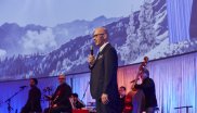 Klaus Dittrich welcomes the guests.