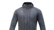 Wie Wolle bietet die Tinden Spacer jacket von Devold of Norwa die Fähigkeit, die Körpertemperatur zu regulieren und wärmt zusätzlich auch im nassem Zustand.