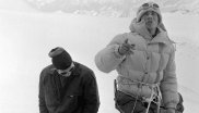 Schon mit 19 war der Italiener Walter Bonatti (1930-2011) in den schwierigsten Wänden der Alpen unterwegs. Zudem gehörte er 1954 zur Expedition, der die Erstbesteigung des K2 gelang. Der Südwest-Pfeiler des Petit Dru wurde nach Bonattis sechstägigem Alleingang 1955 „Bonattipfeiler“ genannt. 1961 war er Teil der Mont-Blanc-Expedition, der bei der Freney-Tragödie am Mont Blanc vier Alpinisten zu Opfer fielen. Im selben Jahr beendete Bonatti seine Laufbahn als Extrem-Alpinist.