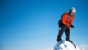 Dani Arnold: Der 1984 geborene Schweizer ist vor allem mit seinen Speedclimbing-Projekten berühmt geworden. Mit Landsmann Ueli Steck lieferte er sich ein jahrelanges Duell um den Rekord an der Eiger-Nordwand. 2010 gelang ihm gemeinsam mit zwei Begleitern die erste Winterbesteigung des Torre Egger in Patagonien. Die enorm anspruchsvolle Mixedkletterroute The Hurting in Schottland meisterte Arnold als erster Nicht-Schotte überhaupt.