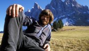 Reinhold Messner ist der in Deutschland wohl bekannteste Kletterer. Der Südtiroler war der erste Mensch, der den Mount Everest ohne zusätzlichen Sauerstoff bestiegen hat (1978) und stand als erster überhaupt auf den Gipfeln aller 14 Achttausender (1986). Der Allrounder bestieg zudem als Erster einen Achttausender im Alleingang (Nanga Parbat, 1978).