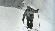 Hermann Buhl (1924-1957) bezwang als erster Mensch überhaupt den Nanga Parbat und gehörte zu den Erstbesteigern des Broad Peak. 1957 stürzte Buhl am Chogolisa (7654 m) ab und gilt seitdem als verschollen. Seine Aufstiege mit nur leichtem Gepäck revolutionierten den Alpinismus. Buhl war der erste, der einen Achttausender auf dem Schlussstück allein und ohne mitgeführten Sauerstoff bestiegen hat.