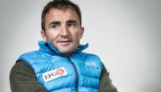 „Swiss Machine“ wurde Ueli Steck (1976-2017) genannt, kein Wunder: Der Speed-Climber knackte reihenweise Rekorde auf hochalpinen Routen. Vom 11. Juni bis 11. August 2015 bestieg Steck alle 82 Viertausender der Alpen. 2014 erhielt der Schweizer den Piolet d’Or, nachdem er im Jahr zuvor die Annapurna-Südwand nach eigenen Angaben in 28 Stunden Solo durchstieg. 2017 kam Steck bei einer Trainingsbesteigung am Nuptse ums Leben