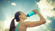 Viele Läufer bevorzugen jedoch Trinkflaschen, weil man besser abschätzen kann, wann der Wasservorrat zur Neige geht. Energieriegel und Notfallhandy im Rucksack können ebenfalls nicht schaden.