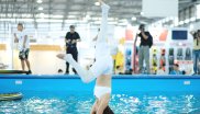 The world is upside down! For the ordinary mortal already a challenge on solid ground, the headstand on a stand-up paddle board is a whole new level of balance