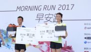 Für die Drittplatzierten gab es als Preis ein Paar Laufschuhe von Morning Run Sponsor On