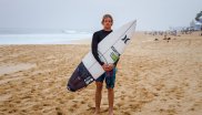Mit 24 Jahren zählt John John Florence noch zu den jüngeren Surf-Stars. Sponsorentechnisch muss das aber nichts heißen, wie der US-Amerikaner beweist. Nicht nur Dakine wirbt mit JJF - auch Nike, die Sonnenbrillenmarke Spy, die Sportmodemarke Transit und seine Ausrüster Futures und Pyzel.