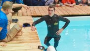 Freediving experience in the ISPO pool: Robert Woltmann (l.) und Peter Durdik (r.) showed their diving ability.