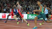 Ein Türke in Nike schlägt den Adidas-Favoriten aus Südafrika: Ramil Guliyev Mitte holt Gold über 200 Meter, Favorit Wayde van Niekerk (r.) nur Silber.