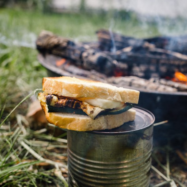 Gegrilltes Gemüse, geschmolzener Mozzarella: Das Hobo-Sandwich aus der Draußen-Küche